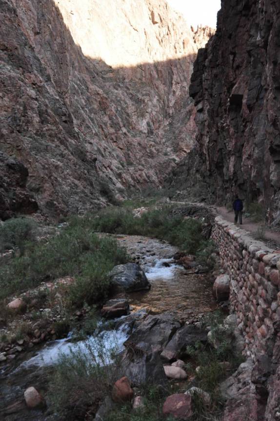 Percorrendo trilha ao longo do Bright Angel Canyon, um dos 'afluentes' do Grand Canyon, no Arizona, nos Estados Unidos